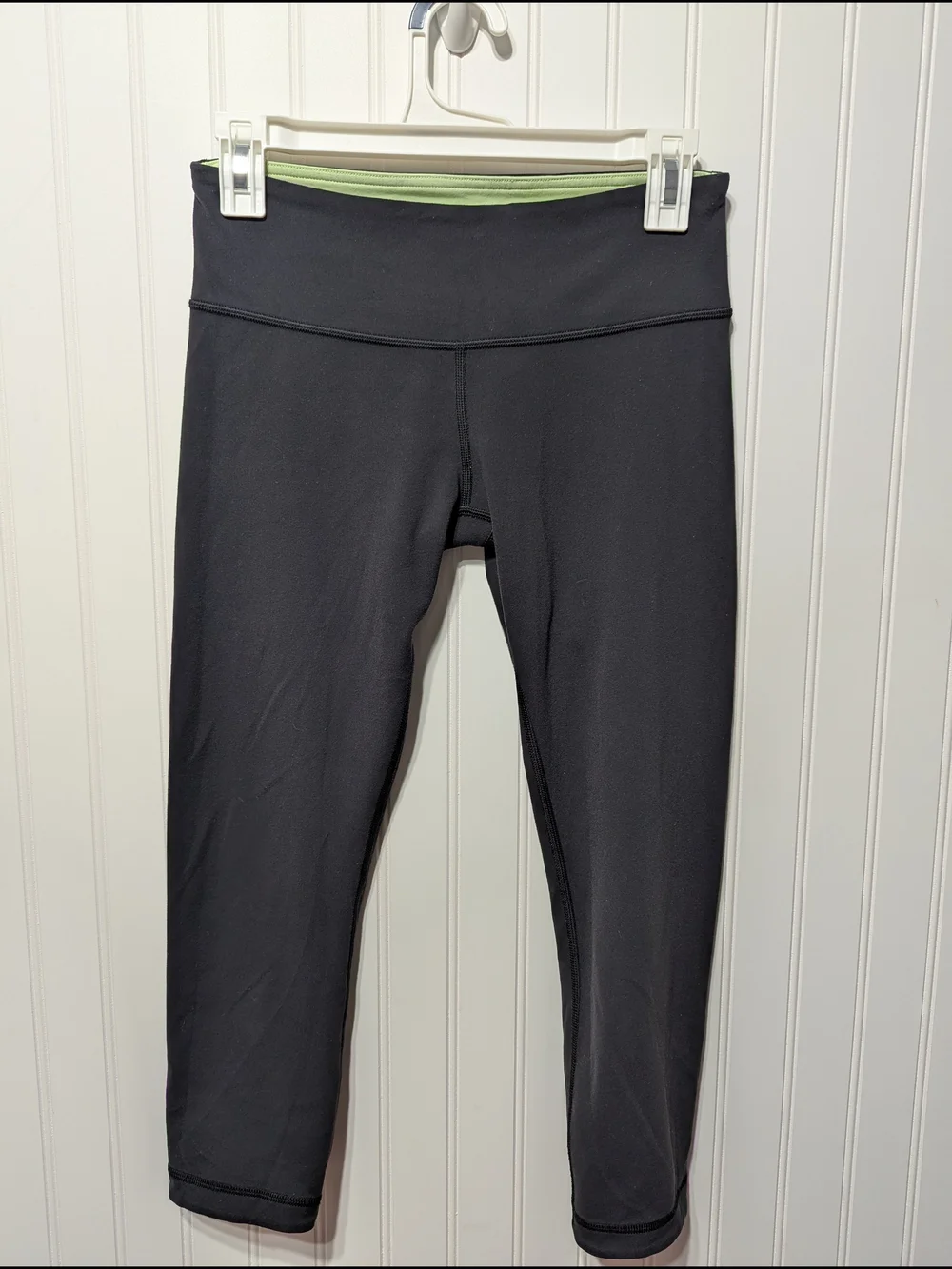 lululemon athletica REVERSIBLE Pistachio Green/Black Cropped High-Rise Leggings
